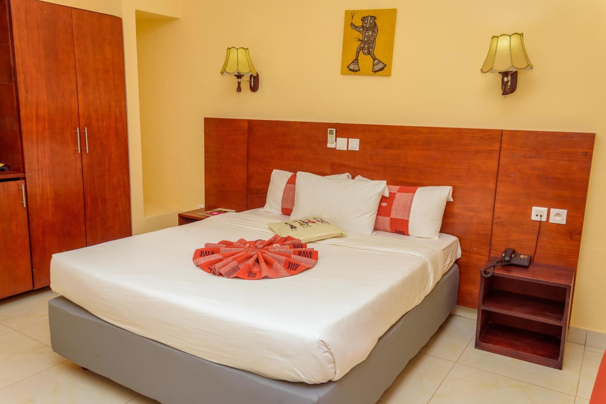 Hôtel La Rose Blanche Korhogo Buitenkant foto