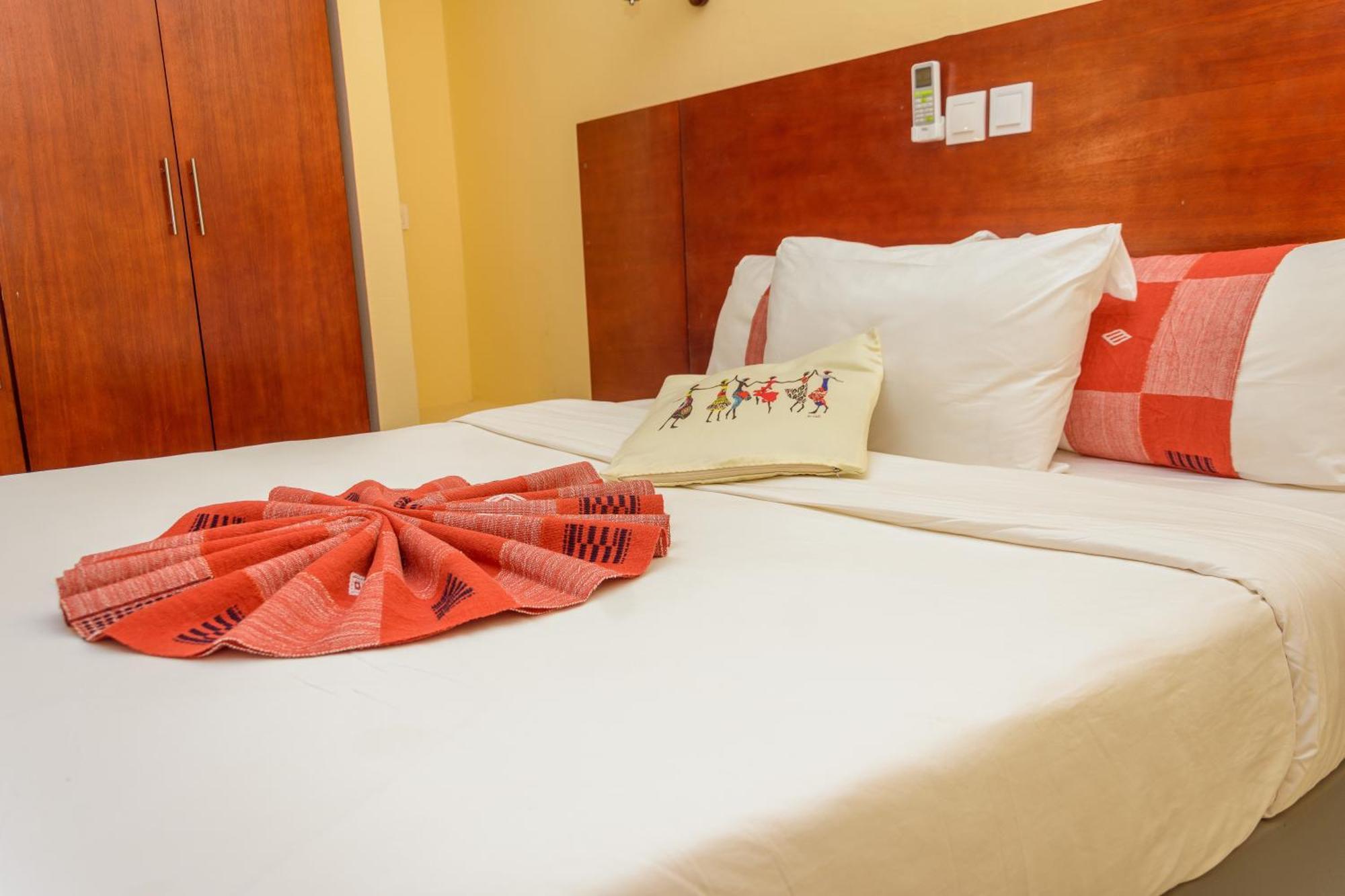 Hôtel La Rose Blanche Korhogo Buitenkant foto