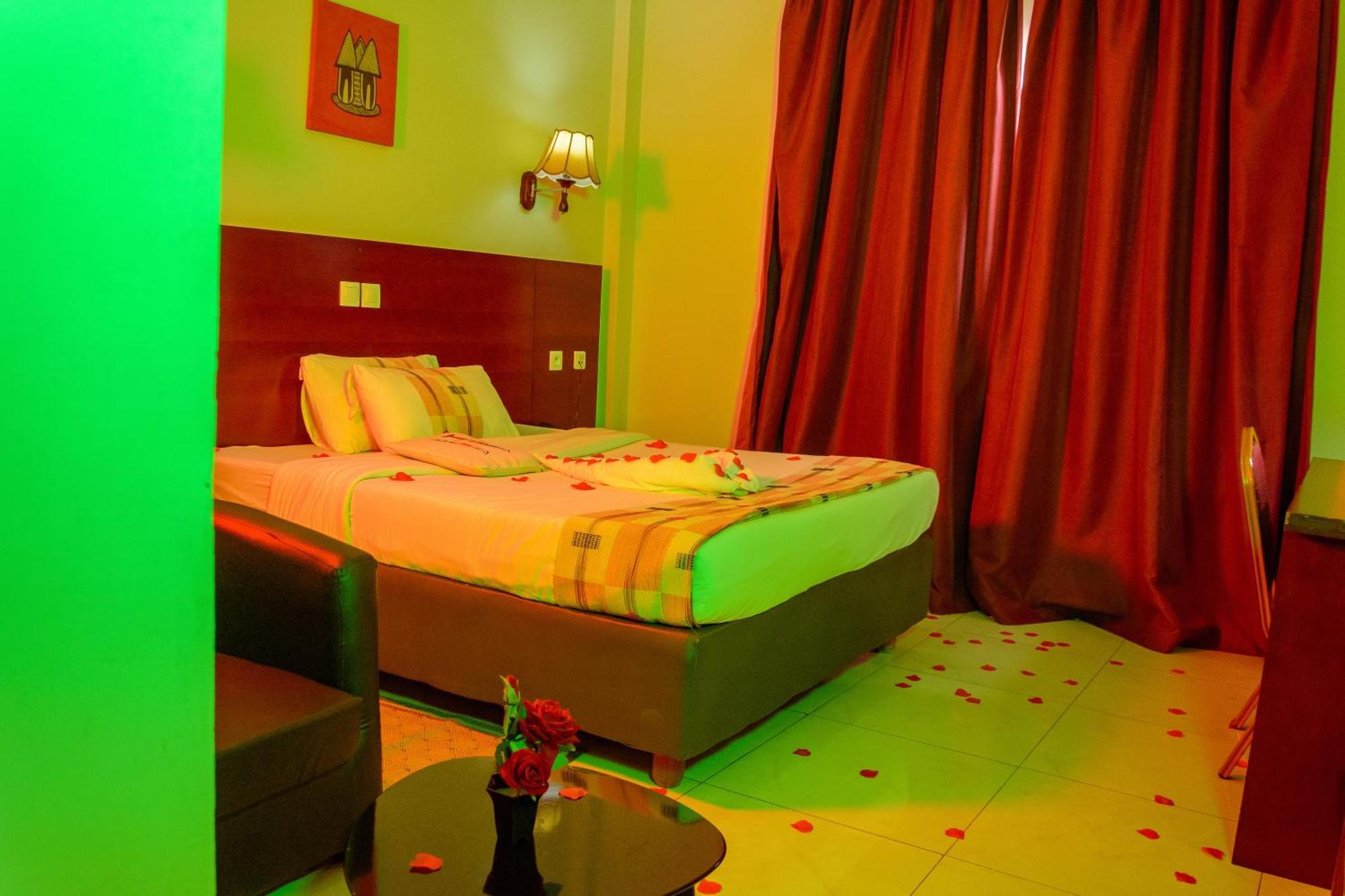 Hôtel La Rose Blanche Korhogo Buitenkant foto